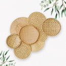 Decoração de Parede Boho em Palha Natural | Composição Artesanal com Cestos, Leques, Peneiras e Sousplats