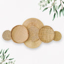 Decoração de Parede Boho em Palha Natural | Composição Artesanal com Cestos, Leques, Peneiras e Sousplats